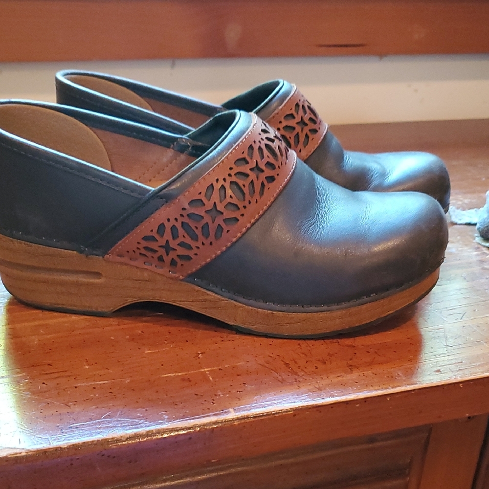 Elegant Navy and Brown Women's Clogs